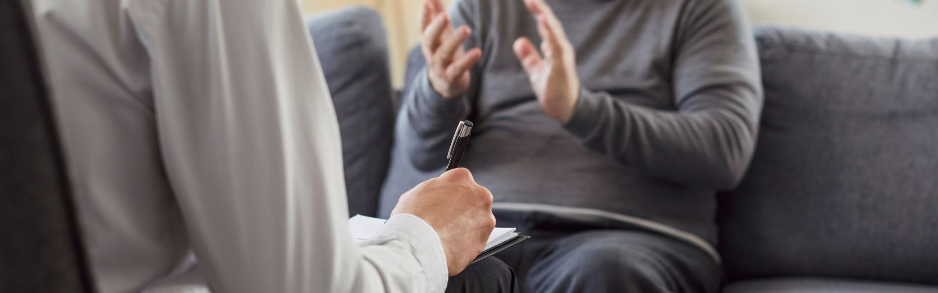Auxiliar de psiquiatría acompañando a un paciente en un centro de salud mental