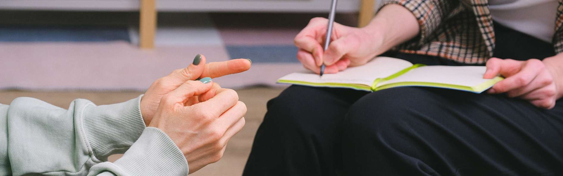Descubre qué estudiar para ser terapeuta emocional, las habilidades necesarias, las diferencias con la psicología y la mejor formación para especializarte.